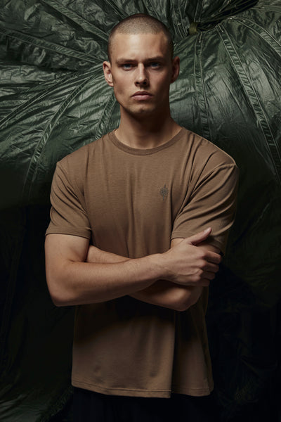 RUNWAY TEE - DARK SAND 