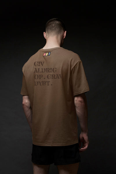 GIV ALDRIG OP. Big Bertha tee - DARK SAND.