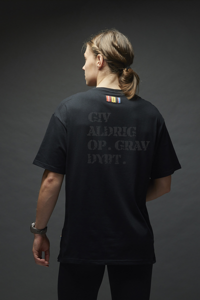 GIV ALDRIG OP. Big Bertha tee - Black