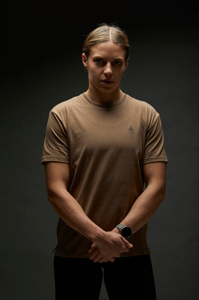 RUNWAY TEE - DARK SAND.